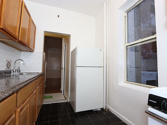 2nd image of 490 Ocean Pkwy APT 9