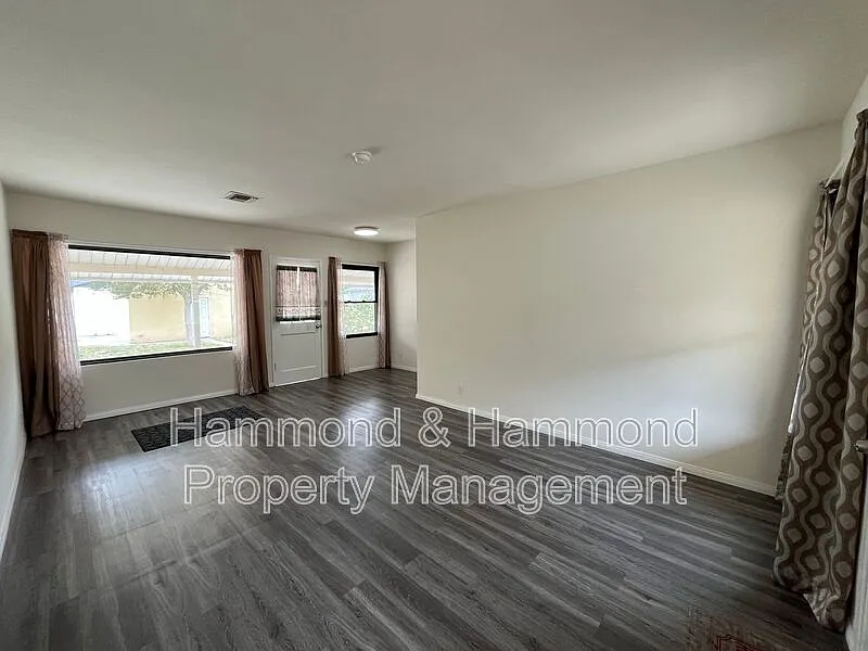 3 bed, 2.0 bath, 1134 sqft, $3,295 — Photo 4