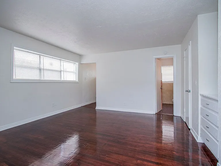 1419 Hyde Park — Photo 15