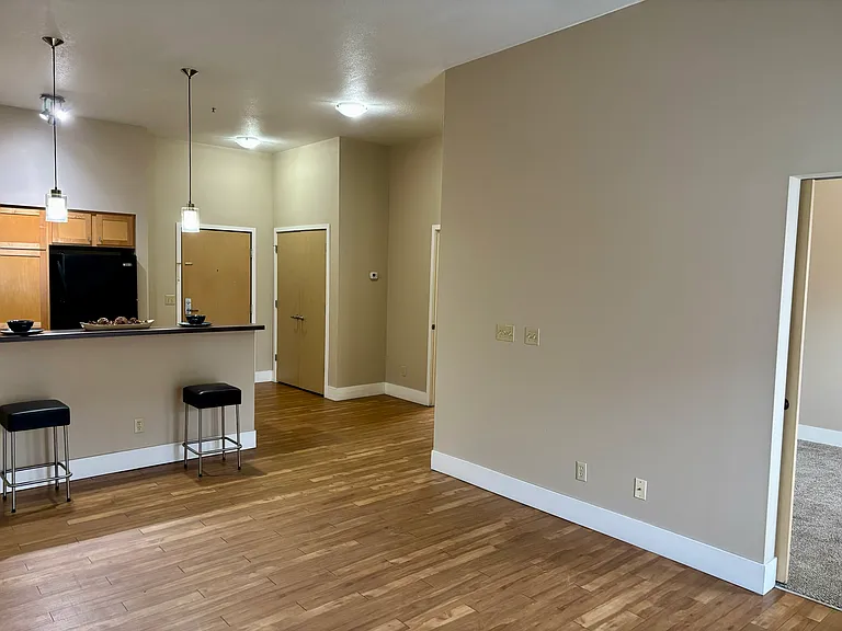 Vantage Flats Apartments — Photo 12