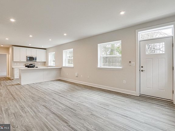 4th image of 2100 N Quintana St Basement Ad