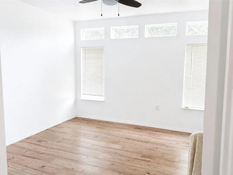 10121 Evanston Ln — Photo 5
