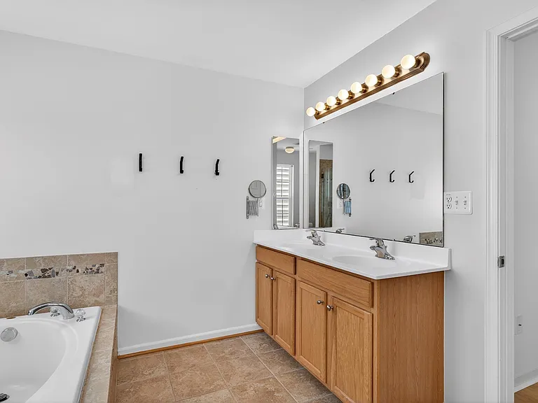 2417 Abington Dr — Photo 31