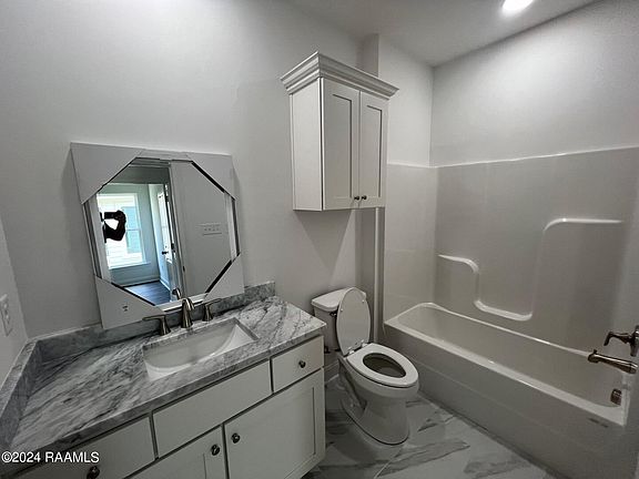 4th image of 231 Berchman Oaks Dr
