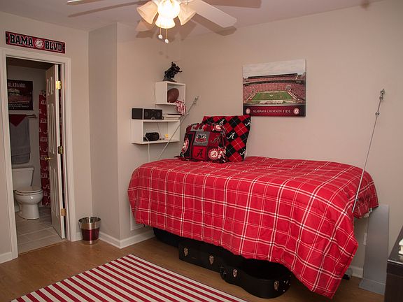4th image of 211 Glenhaven Way