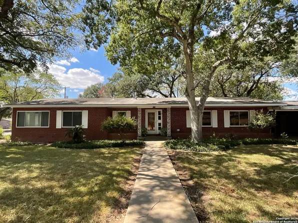 1607 5th St, Floresville, TX 78114