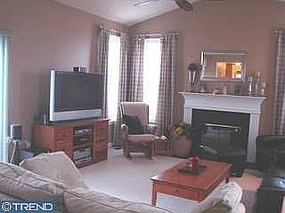 Large family room w/vaulted ceilings