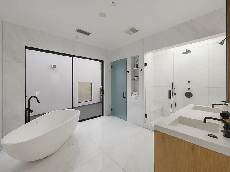 462 N Croft Ave — Photo 50