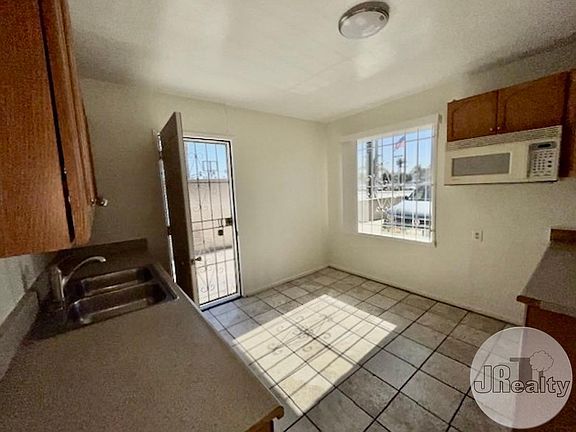 5th image of 5121 W Rosecrans Ave