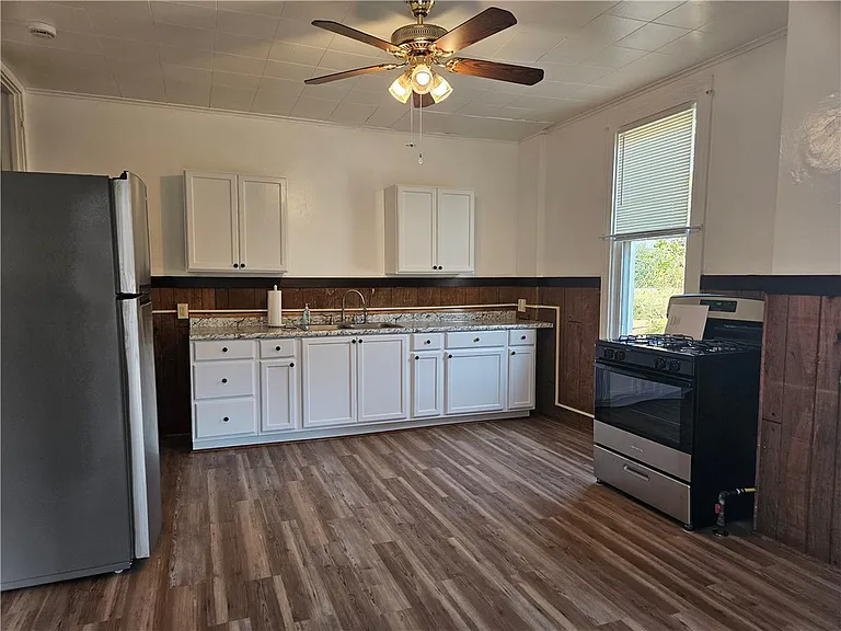 2212 Cronemeyer St — Photo 2