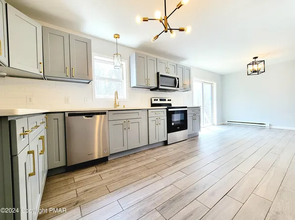 1044 Knollwood Dr, Tobyhanna, PA 18466