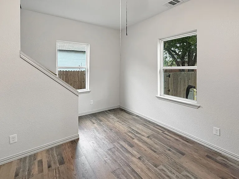 2424 McKinley Ave — Photo 12
