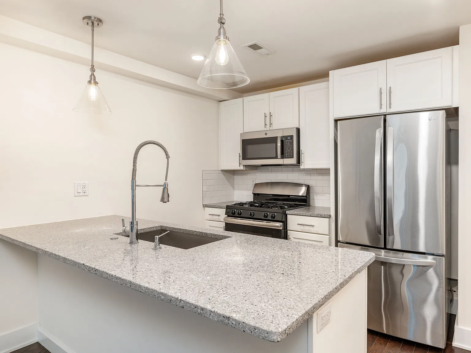 3 bed, 1662 sqft, $1,800 — Photo 2