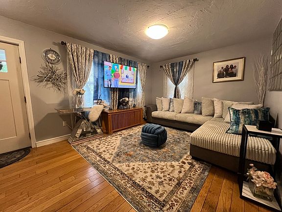 5th image of 40 Chestnut St