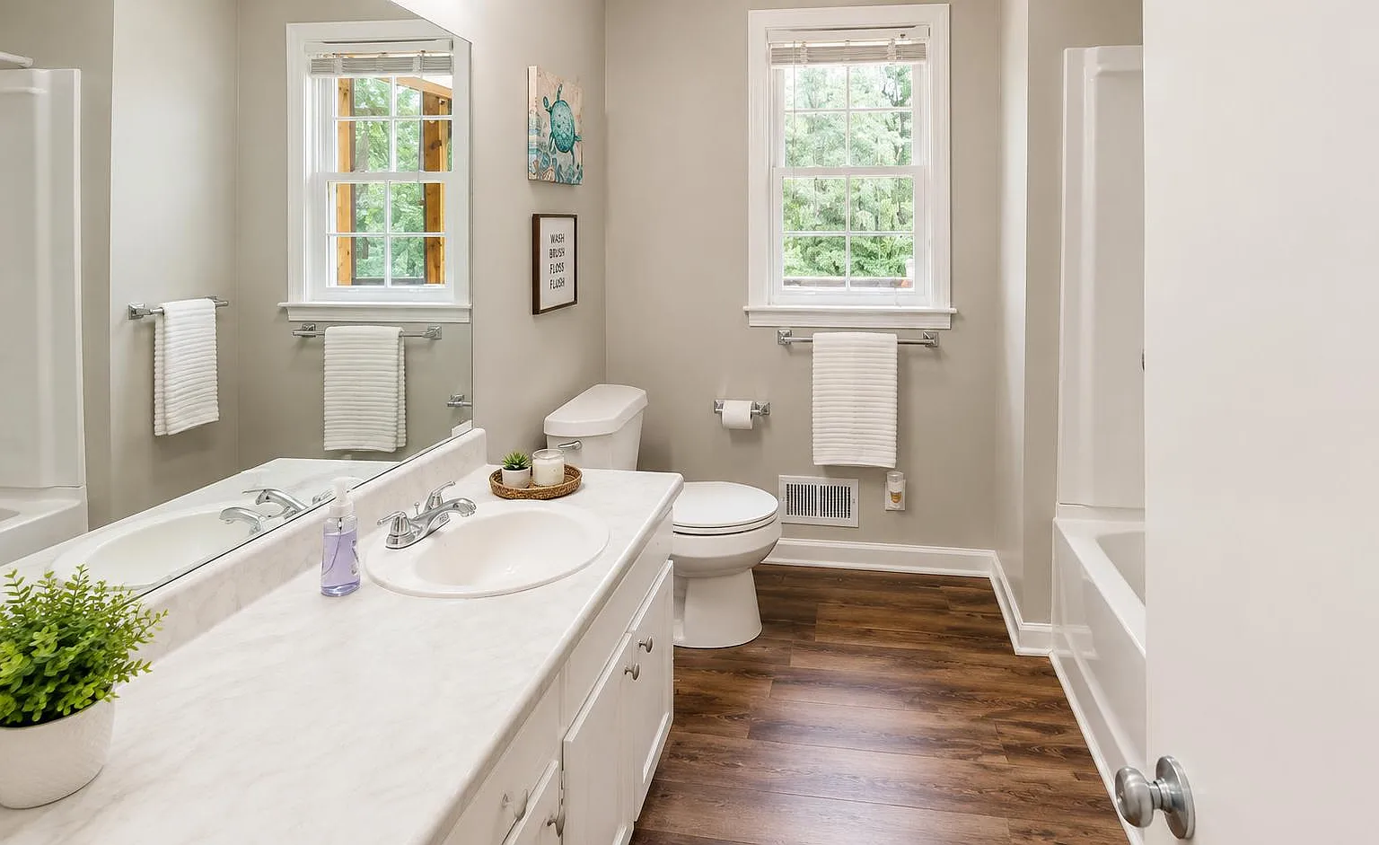 4 bed, 3.5 bath, 2568 sqft, $706 — Photo 3