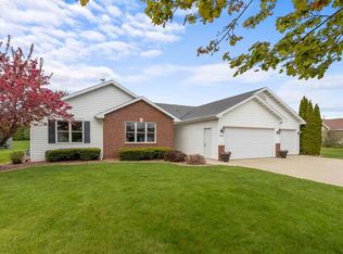N1227 Redwing Dr, Greenville, WI 54942