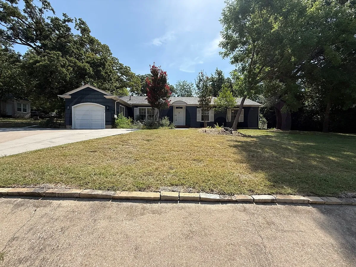 3 bed, 2.0 bath, 2003 sqft, $2,300 — Photo 2