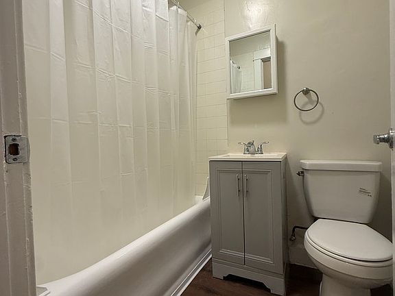 4th image of 3441 W 2nd St #121