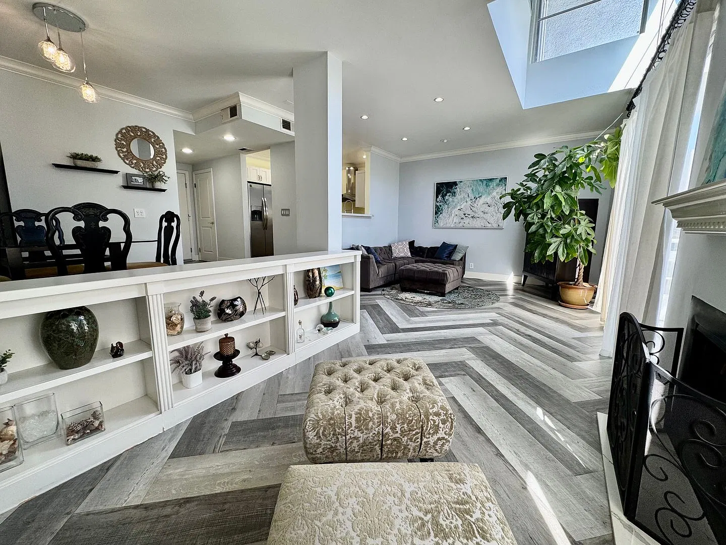 520 S Barrington Ave — Photo 1