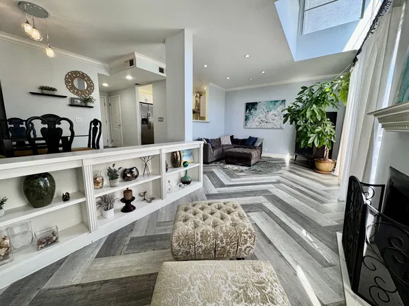 520 S Barrington Ave #110, Los Angeles, CA 90049