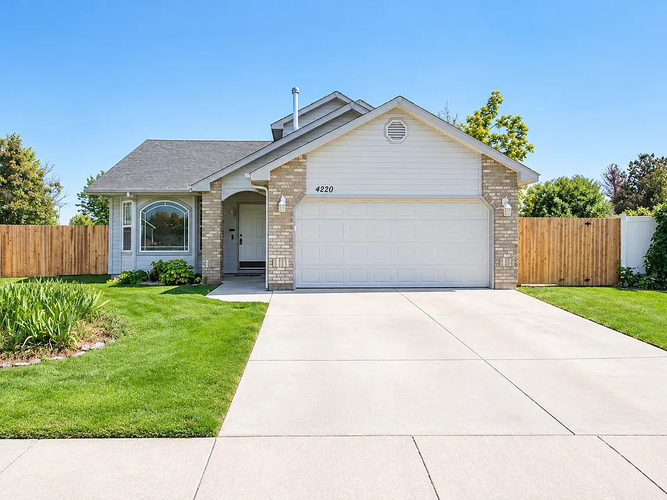 4220 E Iris Ct