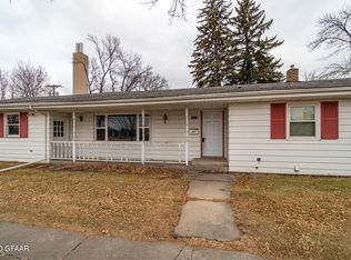 2819 6th Ave N, Grand Forks, ND 58203