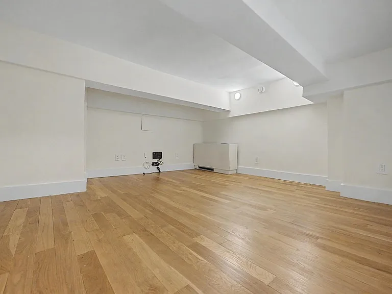 220 E 22nd St #3U — Photo 5