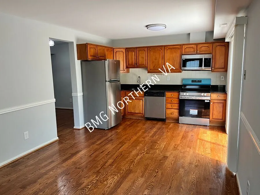 Newly Renovated 3 Bed 3.5 Bath End-Unit Townhome In Glen Cove — Photo 3