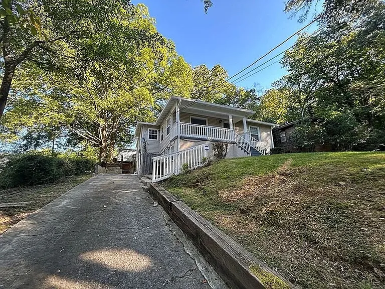 923 Vanderbilt St — Photo 2