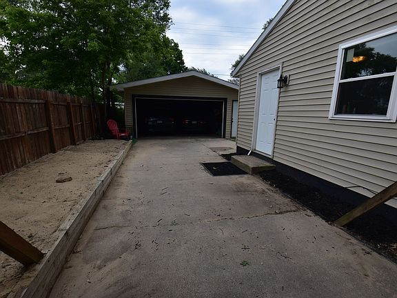 3rd image of 1332 Browne Ln