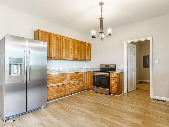 4th image of 672 Deerwood Dr