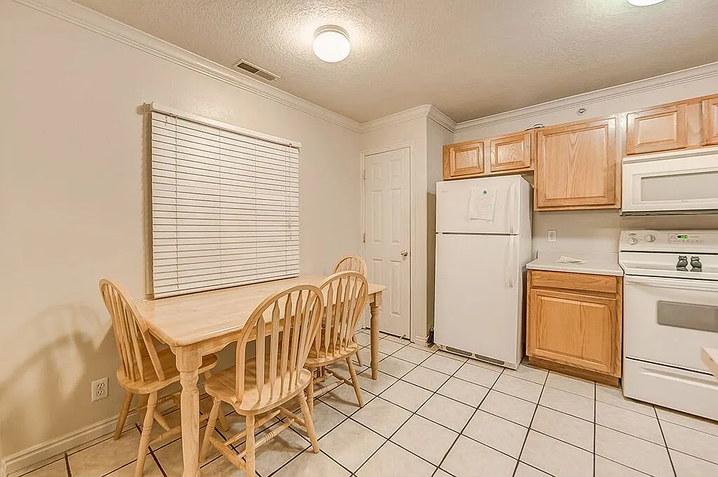 4 bed, 1056 sqft, $539 — Photo 2