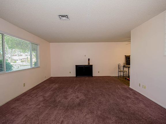 5th image of 404 Greenbriar Townhouse Way
