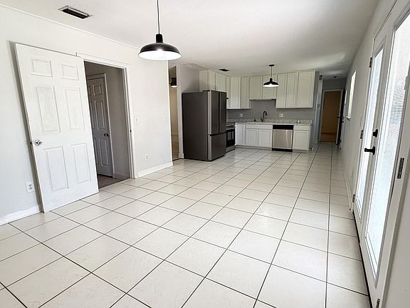 3rd image of 6 Chelsea Dr NW