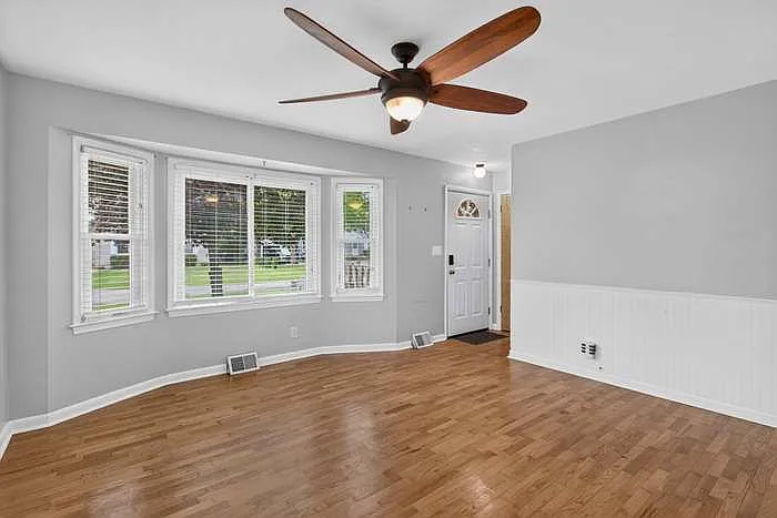 3 bed, 2.0 bath, 1135 sqft, $1,257 — Photo 2