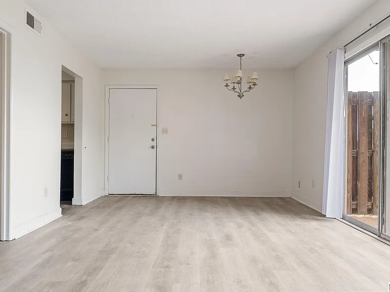 2409 Arlington Cres #D — Photo 7