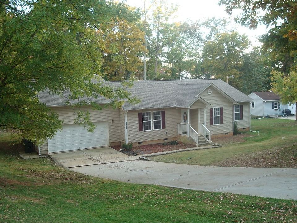 2nd image of 1040 S Magnolia St