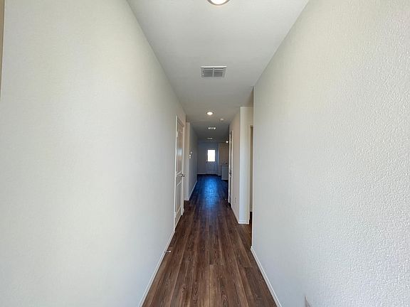 2nd image of 910 Ildflower Ct
