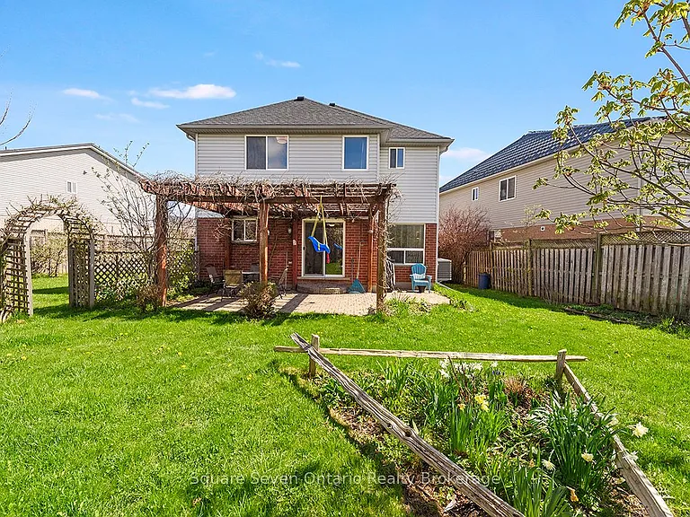 635 Commonwealth Cres — Photo 37
