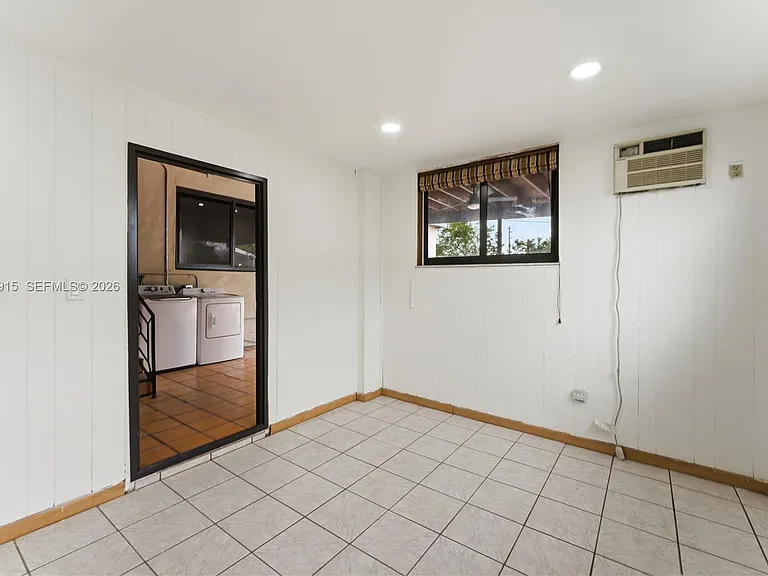 121 SW 71st Ave — Photo 14