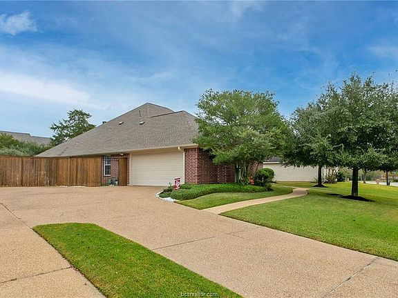 3rd image of 719 Royal Adelade Dr