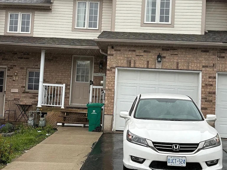 42 N Foxglove Cres — Photo 1
