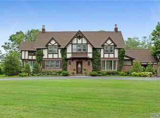42 Garner Ln, Bay Shore, NY 11706