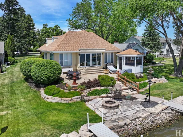 716 S Riverside Dr, McHenry, IL 60050