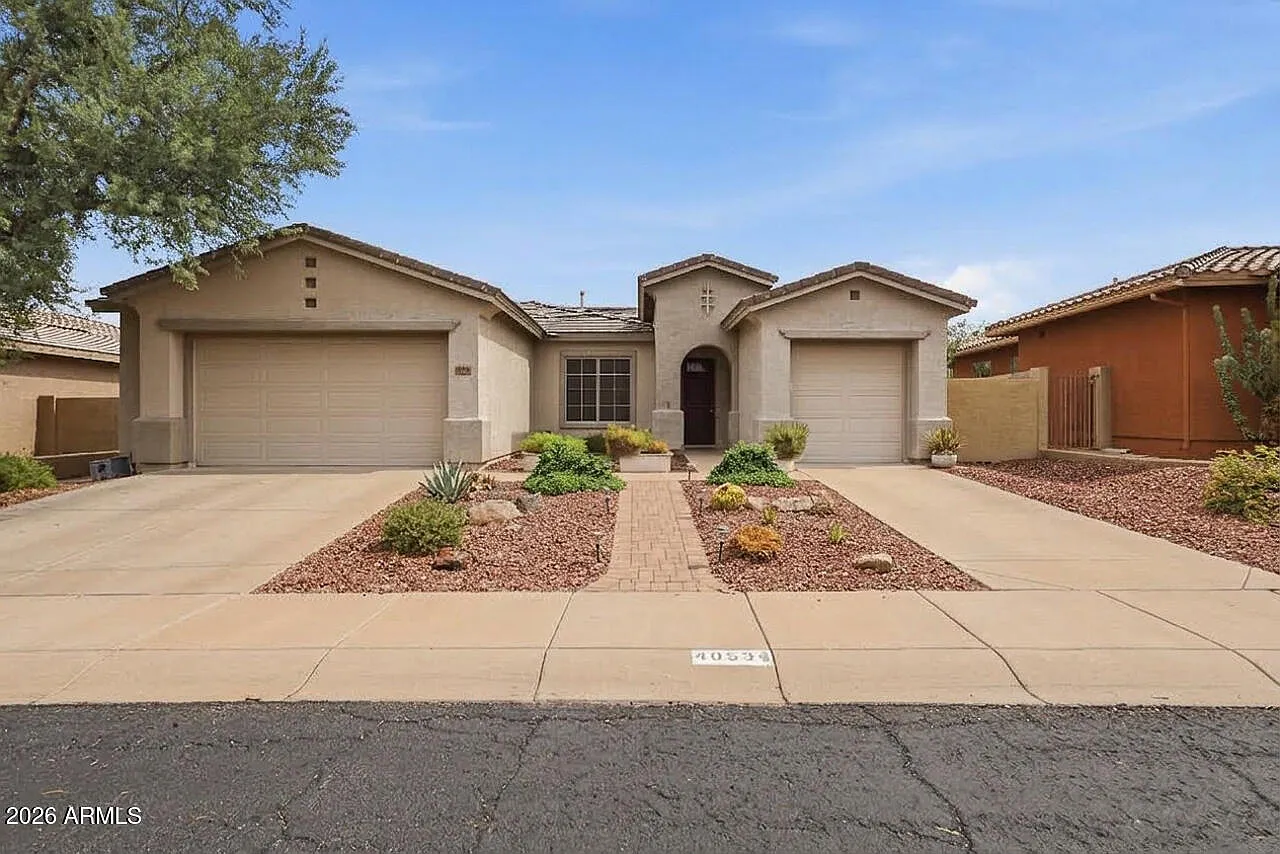 3 bed, 2.0 bath, 2303 sqft, $2,699 — Photo 1