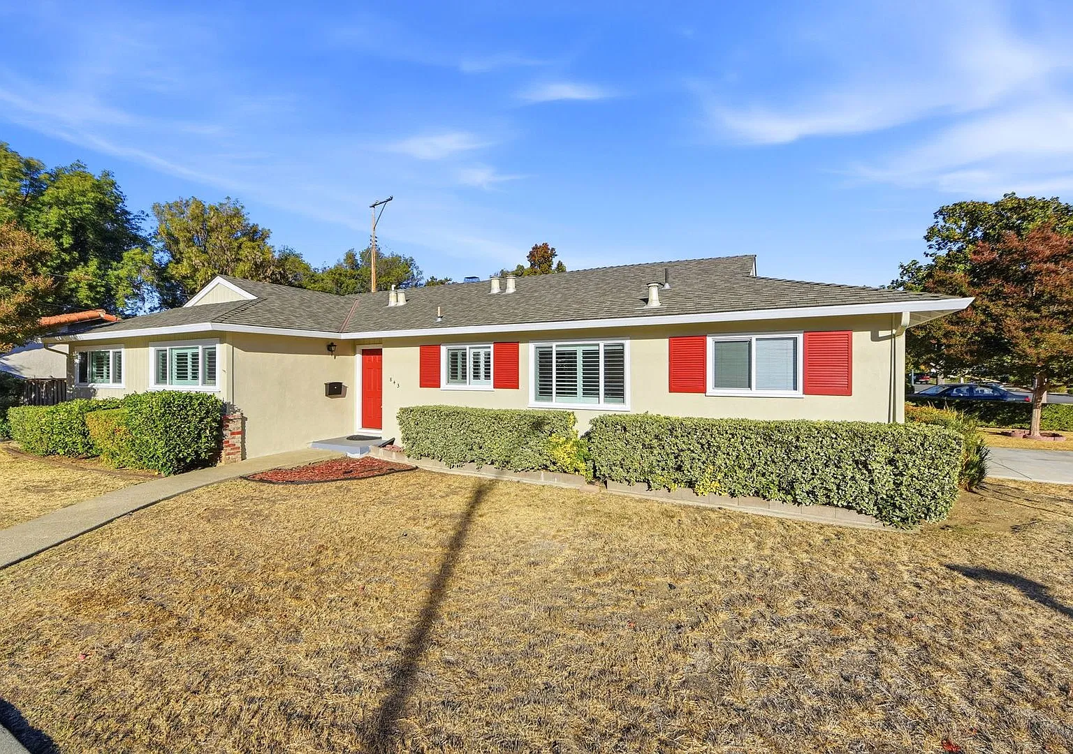 Charming ranch with cheerful red accents and a remodeled kitchen — Photo 3