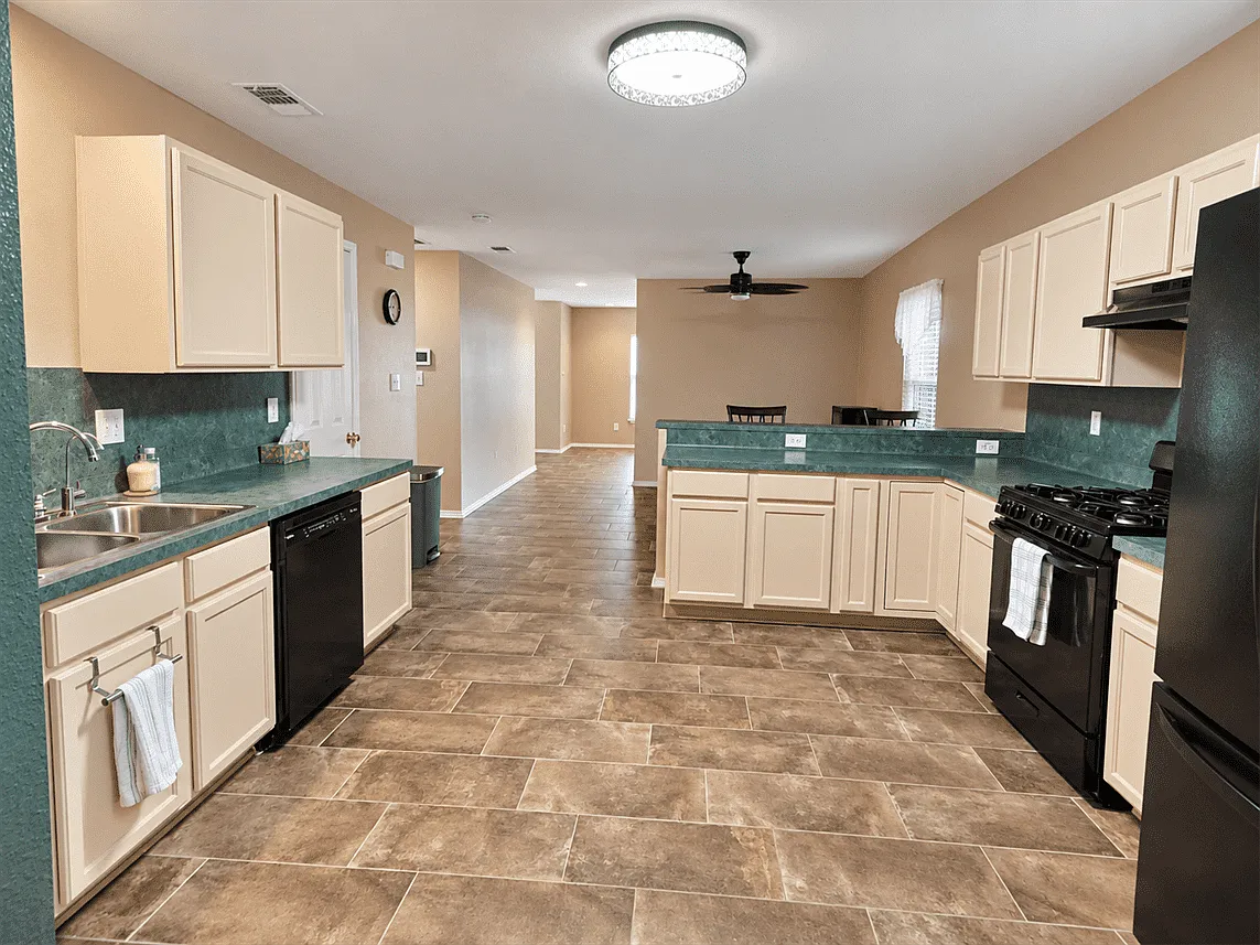 3 bed, 1866 sqft, $1,850 — Photo 2