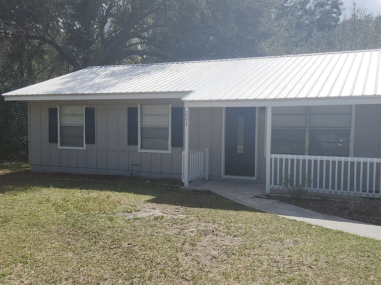 205 Harbor Dr — Photo 3