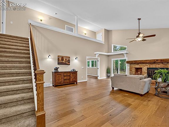 4th image of 1085 Melinda Ln