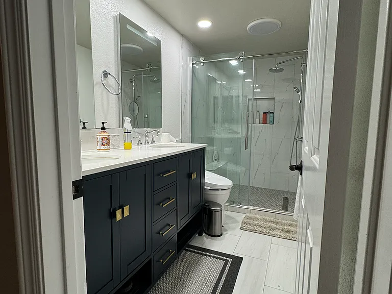 Upper level full bathroom